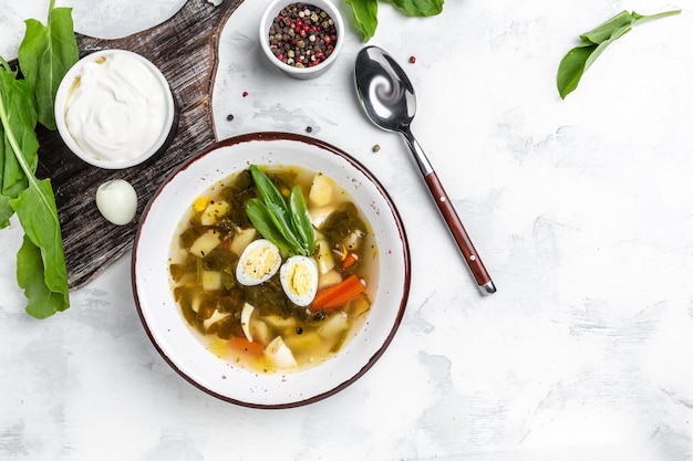 Danie w misce z ziołami